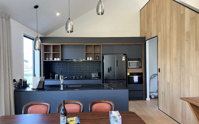 Stunning Lakeview QT Holiday House