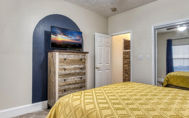 Irresistible Retreat w Pool Hot Tub Arcade