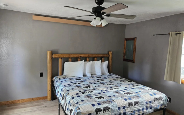 Twin Pines Lodge & Cabins