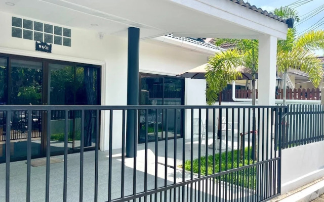 White House With 2br-1bath Near Kathu Water Fall