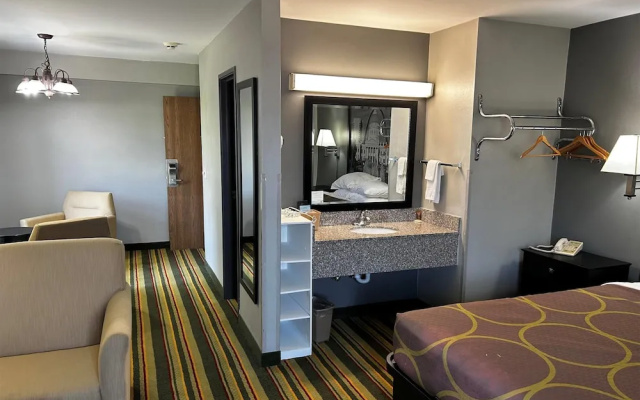 Super 8 By Wyndham Mound City