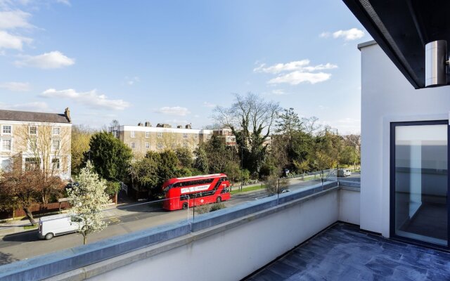 Contemporary Holiday Home in London With Patio
