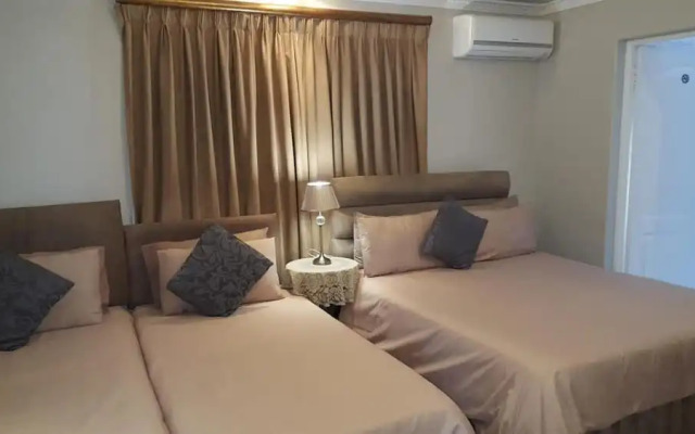 Savoy Lodge With Breakfast Included - Budget Triple Room 3
