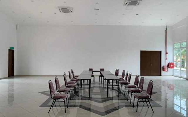 Cafe & Capital O 90756 Cara Hulu Hotel