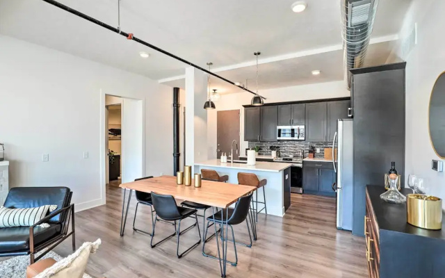 Walk to UNL Campus: Dtwn Lincoln Loft Apt!