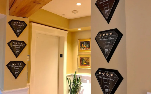 Grand Harbor Inn
