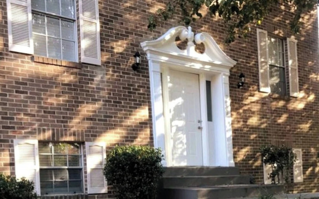 Room in House - Executive Private Room w Bath Near Shopping