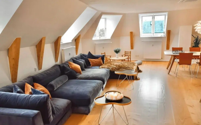 Central Penthouse With Private Rooftop Terrace