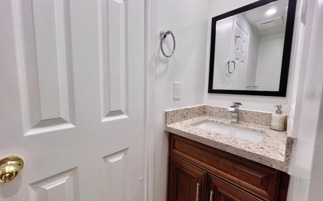 Cozy Home Near Transit & Hillcrest Mall with Free Parking