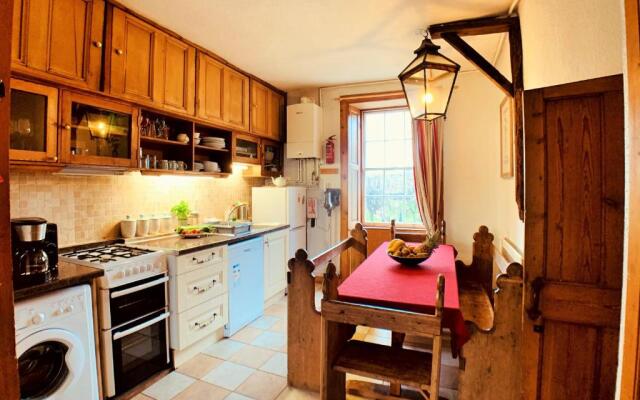 F2 Charming City Centre Apartment full of Character