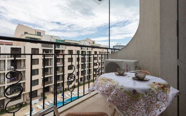 Studio with Balcony & Pool View