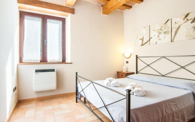 Inviting Farmhouse in Appenines With Covered Swimming Pool