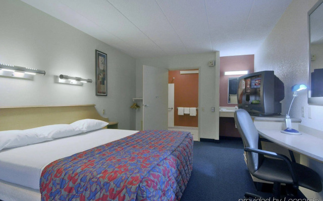 Super 8 by Wyndham Deerfield/Northbrook