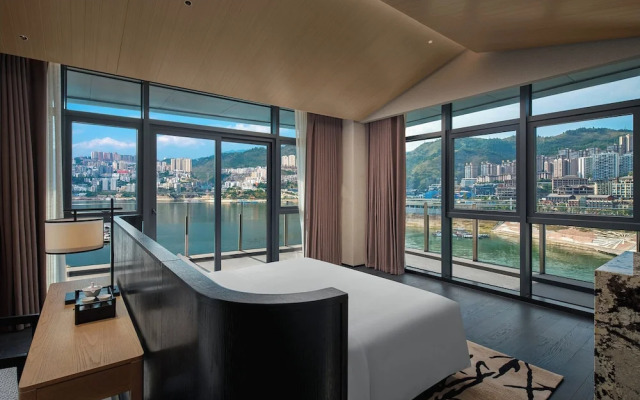 Hualuxe Chongqing Wushan by IHG