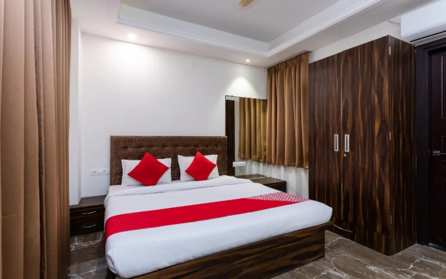 OYO 15800 Jaanie's Residency
