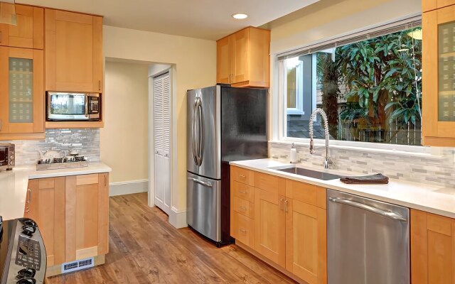 Fremont Oasis - Two Bedroom Home with Fireplace