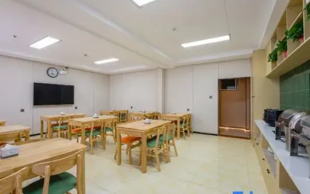 Ruiste Hotel (Shijiazhuang East Station Tianshanhai World Store)