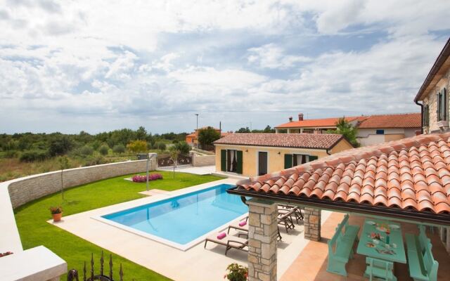 Beautiful Villa in Sveti Lovrec With Barbecue