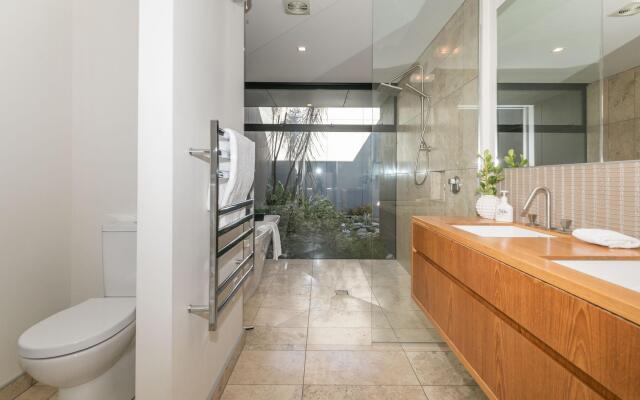 Clutha Place - Sleeps 8 - Lake Views - Balcony