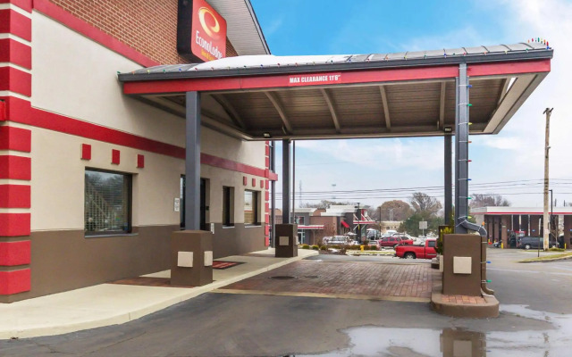 Econolodge Inn & Suites