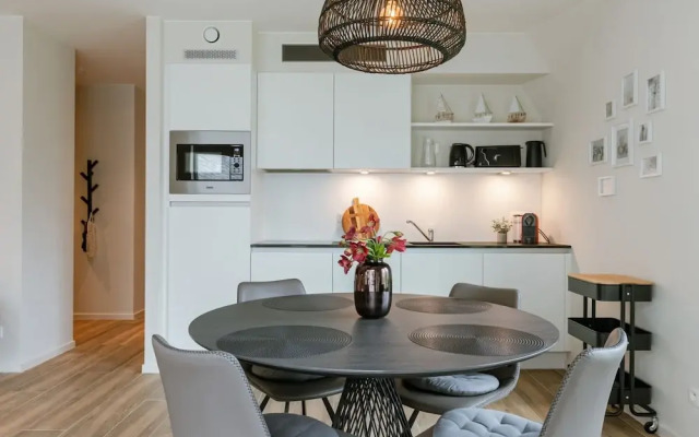 Spacious Top-flour Apartment With Private Parking