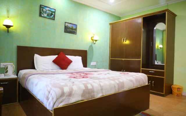 OYO 8367 Hotel The Woodz