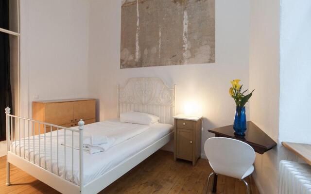 Courtyard Apartment (LIALI)