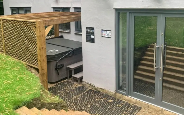 The Leeds Gathering - Hot Tub - EV Charging