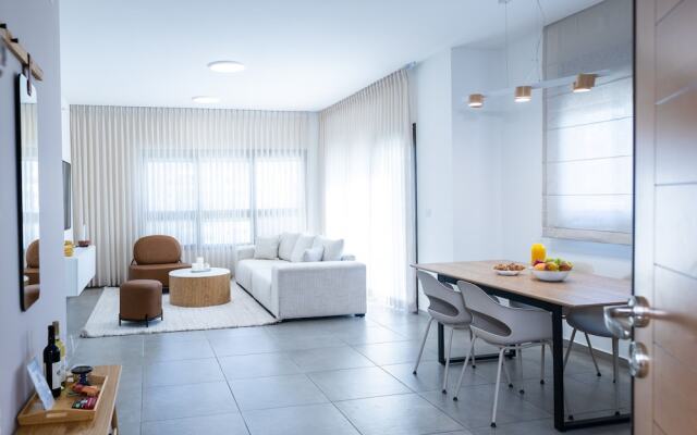 SeaFront Luxurious 3 BR Apartment
