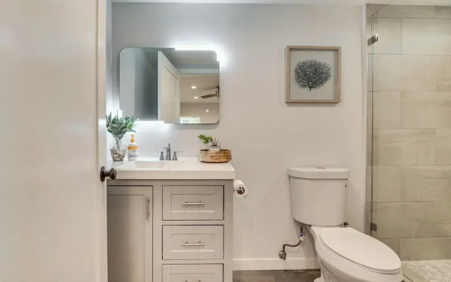4 Mi to Sofi Stadium, Fenced Yard: Modern Retreat!