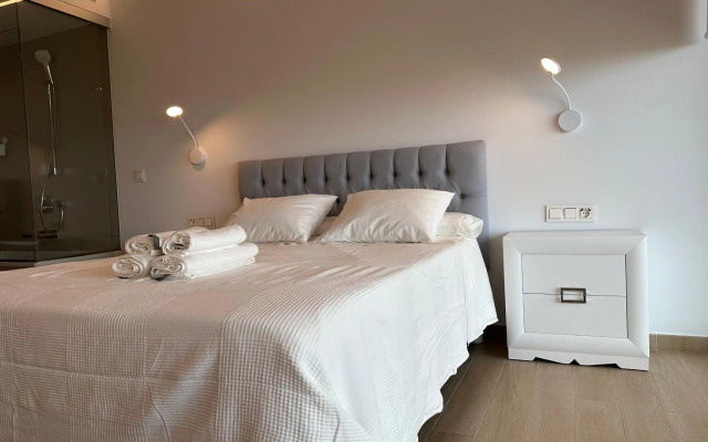 Unique 2 bedroom unit with pool near beach