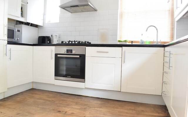 Large 2 Bedroom Garden Flat in Battersea