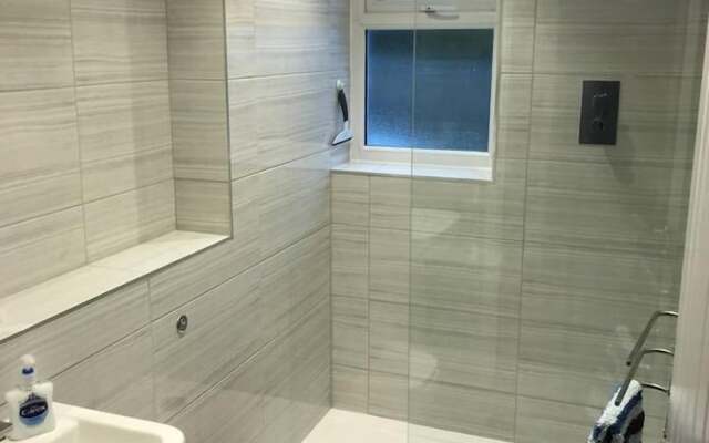 Beautiful Refurbished Home - Short Walk to the Beach