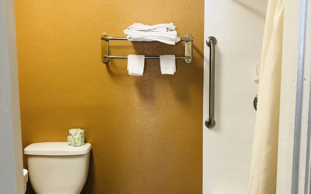 Casa Blanca Inn & Suites