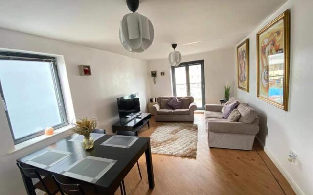 Lovely 2-Bedrooms Apartment Step to The Beach