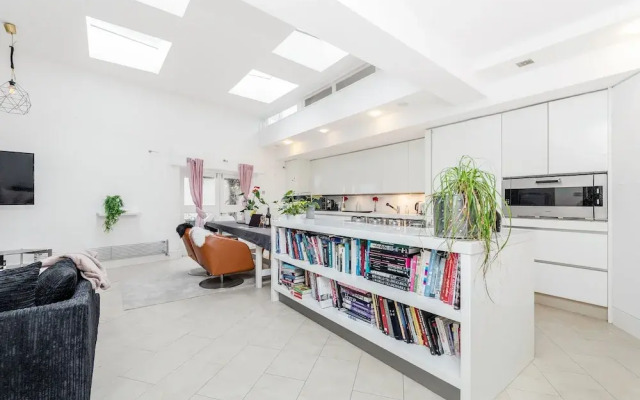 Dashing Duplex Bond Apartment WOOD