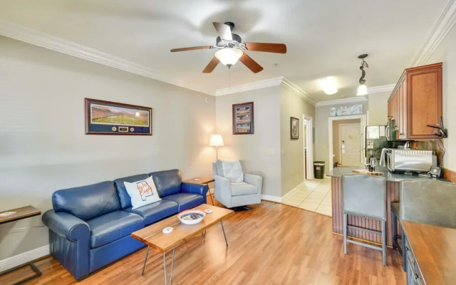Auburn Retreat w/ Balcony - Walk to Campus!