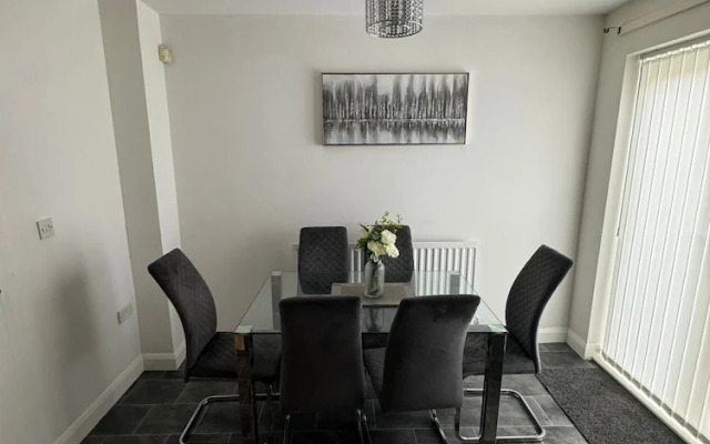 Home Sleeps5-netflix-parkg-near City Center/etihad