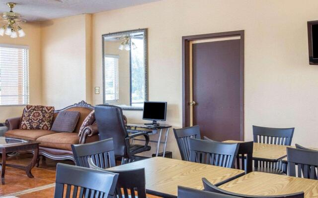 Econo Lodge Inn & Suites Macon