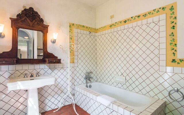 Farmhouse in Tuscany Near Renaissance Villa