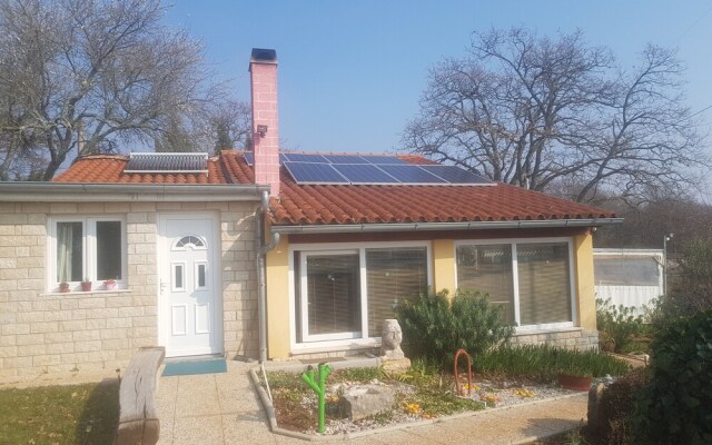 Lovely 2-bed House in Klarici Close to Pula