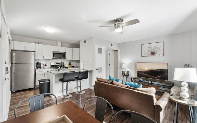 Stylish 1BR Near UT Highland Evonify