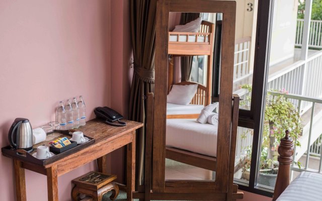Feung Nakorn Balcony Rooms and Cafe