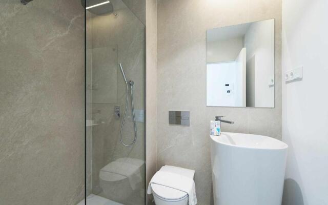 Espectacular bajo con jardín en 1ª línea de playa