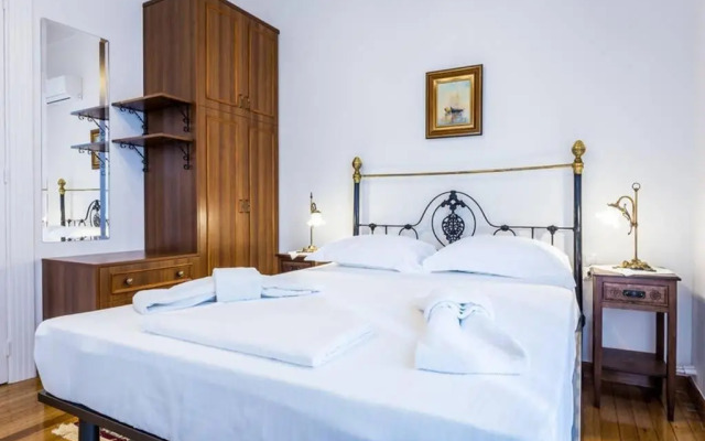 Neoclassical apartment with 3 bedrooms in Piraeus