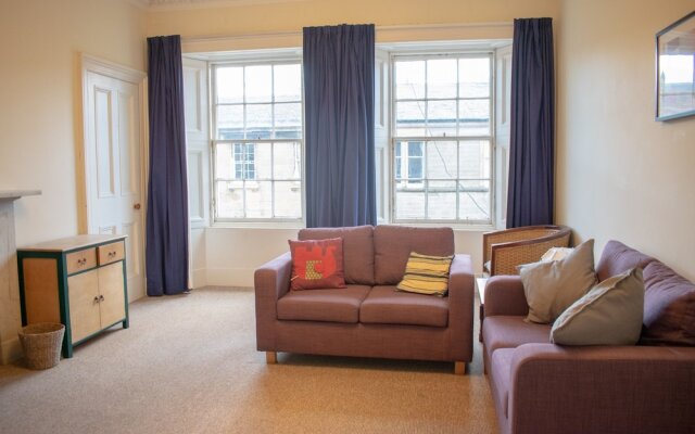 Traditional 3 Bedroom Apartment in Central Edinburgh