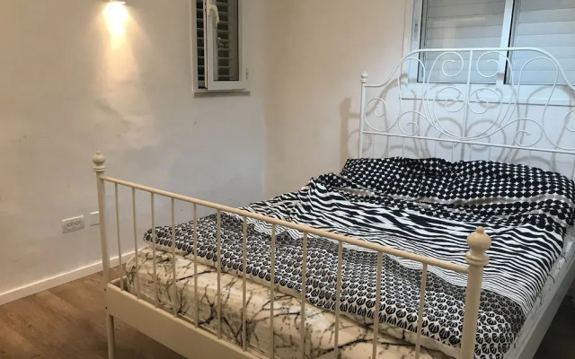 2Rooms Perfect Location  1Min to  Beach