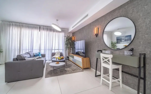 Stylish 1BR Beach-Front Apt w Sea View