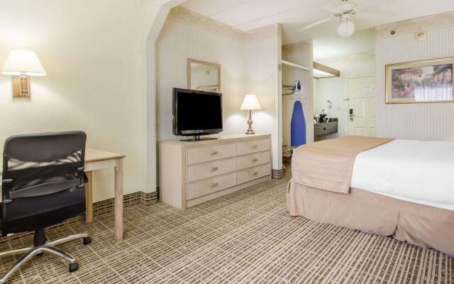 Clarion Pointe Louisville East