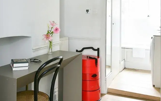 Sophisticated 1BR Flat in Victoria